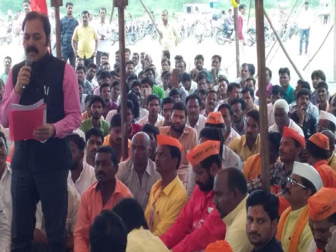 Maratha Reservation parali News | परळीत आंदोलकांना विभागीय आयुक्त भेटले Maratha Reservation parali News | परळीत आंदोलकांना विभागीय आयुक्त भेटले