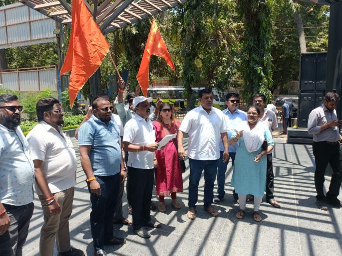 Maharashtra Lok Sabha Election 2024: Marathi and Gujarati controversy flared up in Parliament, Uddhav Sena protests against builders for denying houses to Marathi people | पार्ल्यात पेटला मराठी व गुजराथी वाद, मराठी माणसांना घर नाकारल्याने उद्धवसेनेचे बिल्डर विरोधात आंदोलन Maharashtra Lok Sabha Election 2024: Marathi and Gujarati controversy flared up in Parliament, Uddhav Sena protests against builders for denying houses to Marathi people | पार्ल्यात पेटला मराठी व गुजराथी वाद, मराठी माणसांना घर नाकारल्याने उद्धवसेनेचे बिल्डर विरोधात आंदोलन