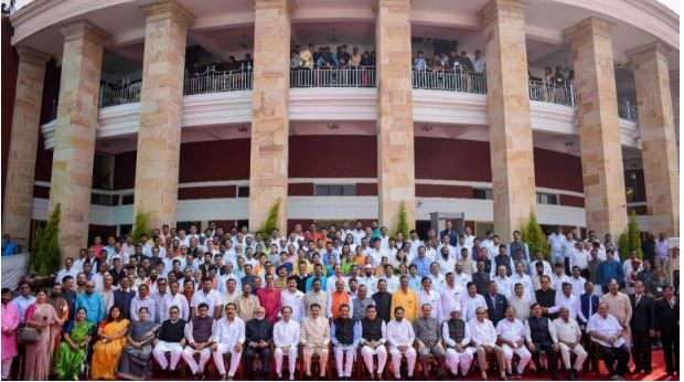 The cost of the winter session reached the threshold of one billion | अबब! हिवाळी अधिवेशनाचा खर्च पोहचला एक अब्जाच्या उंबरठ्यावर The cost of the winter session reached the threshold of one billion | अबब! हिवाळी अधिवेशनाचा खर्च पोहचला एक अब्जाच्या उंबरठ्यावर