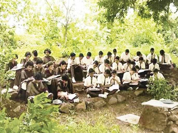 'Mother is name with many surroundings '; a teacher enriching Marathi with the help of mother tongue | 'माय एक नाव राहस,गजबजलेले गाव राहस'; बोली भाषांचे बोट धरून माय मराठीला समृद्ध करणारा धनी 'Mother is name with many surroundings '; a teacher enriching Marathi with the help of mother tongue | 'माय एक नाव राहस,गजबजलेले गाव राहस'; बोली भाषांचे बोट धरून माय मराठीला समृद्ध करणारा धनी