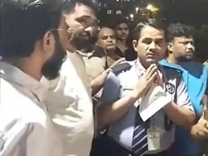 Security guard beaten up by Man workers for insulting Marathi language | मराठी भाषेचा अपमान केल्यावरून सुरक्षा रक्षकाला मनसैनिकांचा चोप, व्हायरल व्हिडीओनंतर गुन्हा केला दाखल Security guard beaten up by Man workers for insulting Marathi language | मराठी भाषेचा अपमान केल्यावरून सुरक्षा रक्षकाला मनसैनिकांचा चोप, व्हायरल व्हिडीओनंतर गुन्हा केला दाखल