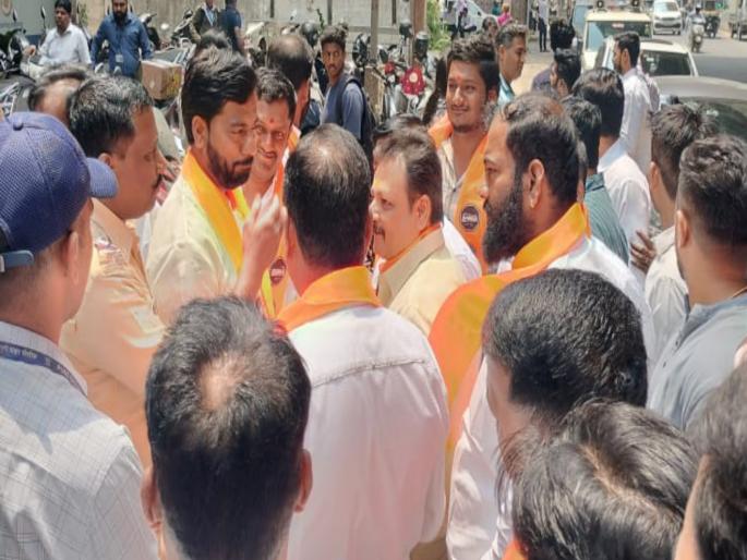 pune news Mansainiks aggressive after Raj Thackeray's insistence on Marathi | 'बँकेच्या योजना ग्राहकांना मराठीत सांगत नाहीत, हा गुन्हाच'; आयसीआयसीआय बँकेत मनसैनिक आक्रमक pune news Mansainiks aggressive after Raj Thackeray's insistence on Marathi | 'बँकेच्या योजना ग्राहकांना मराठीत सांगत नाहीत, हा गुन्हाच'; आयसीआयसीआय बँकेत मनसैनिक आक्रमक