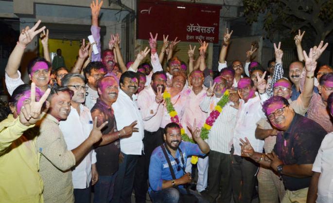 Natura Parishad election Solapur: The winning sound of the Natraj panel! | नाट्य परिषद निवडणूक सोलापूर : नटराज पॅनलचा दणदणीत विजय !