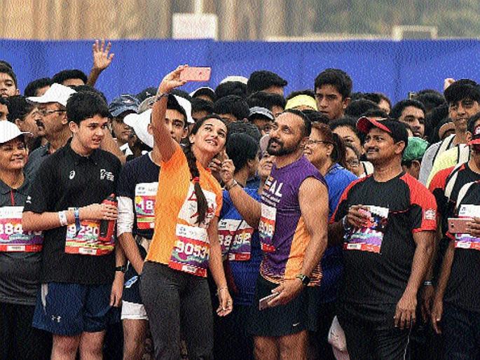 Lightning ran for the demands | सेलिब्रिटींसह मागण्यांसाठी दिव्यांग धावले Lightning ran for the demands | सेलिब्रिटींसह मागण्यांसाठी दिव्यांग धावले