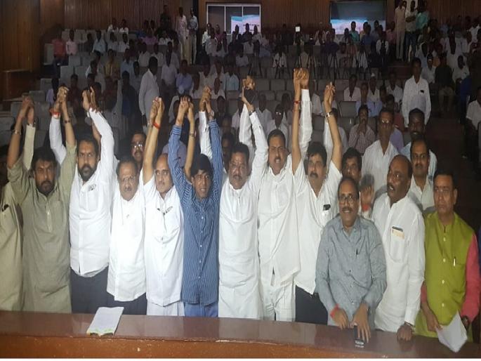 The government will have to give water on right nor beggary; Marathwada legislators assembly members team up on water issues | भिकेचे नव्हे तर सरकारला हक्काचे पाणी द्यावेच लागेल; पाणी प्रश्नांवर मराठवाड्यातील आमदार आक्रमक