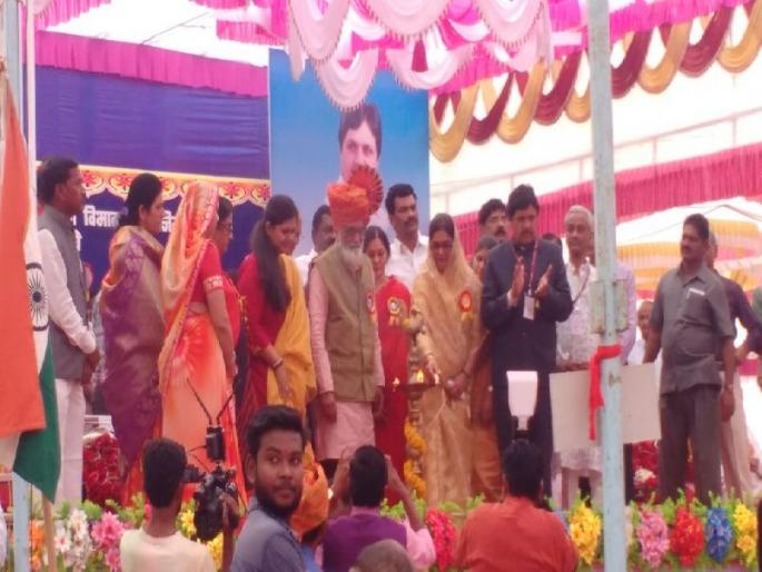 The grand Jagar Dindi began with the launch of the Marathwada Sahitya Sammelan, various social messages given by five thousand students | भव्य जागर दिंडीने झाली मराठावाडा साहित्य संमेलनाची सुरुवात,पाच हजार विद्यार्थ्यांनी दिले विविध सामाजिक संदेश The grand Jagar Dindi began with the launch of the Marathwada Sahitya Sammelan, various social messages given by five thousand students | भव्य जागर दिंडीने झाली मराठावाडा साहित्य संमेलनाची सुरुवात,पाच हजार विद्यार्थ्यांनी दिले विविध सामाजिक संदेश