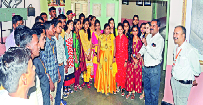 Profit speaks us luck Marathi; 'Myaramarathi' place | लाभले आम्हास भाग्य बोलतो मराठी; ‘मायमराठी’चा जागर Profit speaks us luck Marathi; 'Myaramarathi' place | लाभले आम्हास भाग्य बोलतो मराठी; ‘मायमराठी’चा जागर