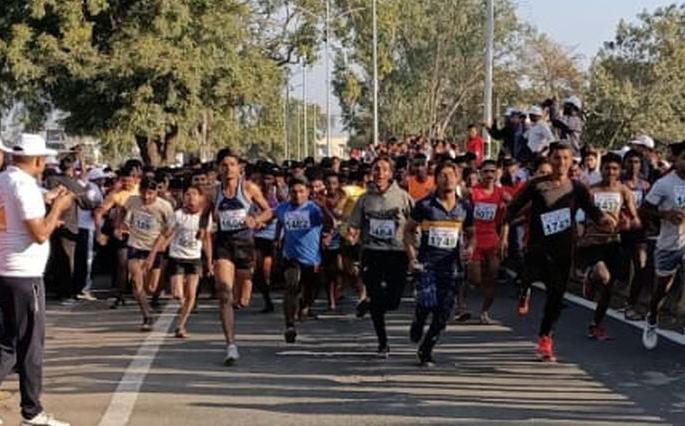 Marathwada contestants, including Vidarbha, ran marathons | मॅरेथॉनमध्ये धावले विदर्भासह मराठवाडयातील स्पर्धक Marathwada contestants, including Vidarbha, ran marathons | मॅरेथॉनमध्ये धावले विदर्भासह मराठवाडयातील स्पर्धक
