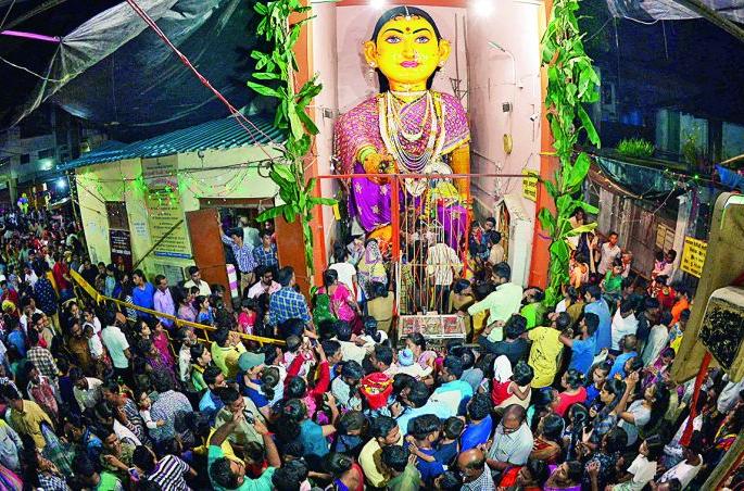 'Ida-pida, mashi-mongshe ... take along gay marbat' ... | ‘इडा-पिडा, माशी-मोंगशे... घेऊन जा गे मारबत’...