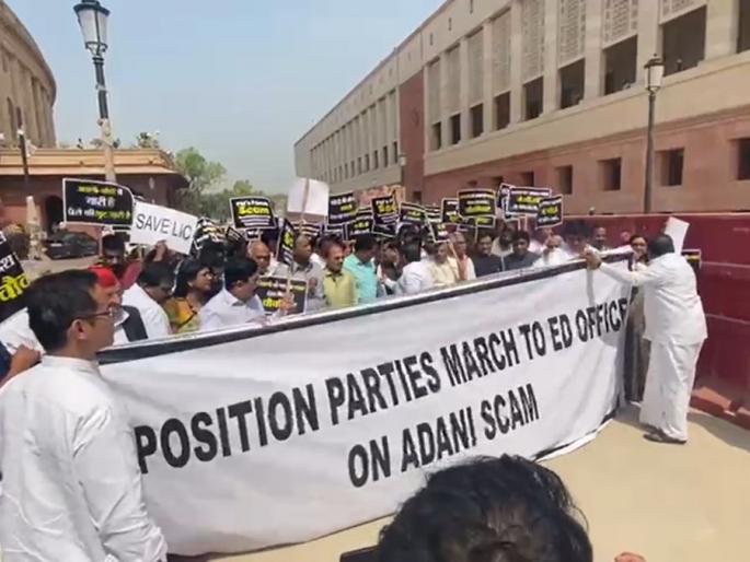 opponent attack ed barricades and heavy troops blocked the march demand of jpc | विरोधकांची ‘ईडी’वर धाड; बॅरिकेड्स अन् प्रचंड फौजफाट्याने मोर्चा अडवला, जेपीसीची मागणी opponent attack ed barricades and heavy troops blocked the march demand of jpc | विरोधकांची ‘ईडी’वर धाड; बॅरिकेड्स अन् प्रचंड फौजफाट्याने मोर्चा अडवला, जेपीसीची मागणी