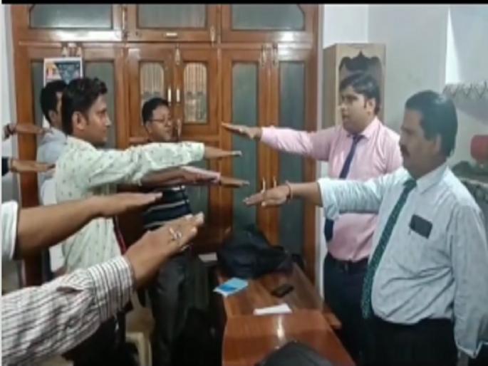 manager-gave-oath-to-employees-to-meet-march-end-target-video-viral | Video: 'आम्ही आमची पूर्ण ताकद लाऊ....', टार्गेट पूर्ण करण्यासाठी बॉसने दिली अनोखी शपथ manager-gave-oath-to-employees-to-meet-march-end-target-video-viral | Video: 'आम्ही आमची पूर्ण ताकद लाऊ....', टार्गेट पूर्ण करण्यासाठी बॉसने दिली अनोखी शपथ