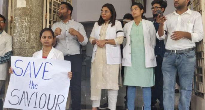 Resident doctor in Nagpur protested and closed the work | नागपुरात निवासी डॉक्टरांनी काम बंद आंदोलनातून वेधले लक्ष Resident doctor in Nagpur protested and closed the work | नागपुरात निवासी डॉक्टरांनी काम बंद आंदोलनातून वेधले लक्ष