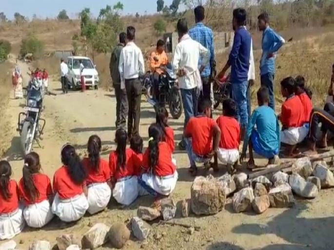 Students block the road in the sun to take action against the teachers who absent all the time | दांडी बहाद्दर शिक्षकांवर कारवाईसाठी विद्यार्थ्यांचा भर उन्हात रास्ता रोको Students block the road in the sun to take action against the teachers who absent all the time | दांडी बहाद्दर शिक्षकांवर कारवाईसाठी विद्यार्थ्यांचा भर उन्हात रास्ता रोको