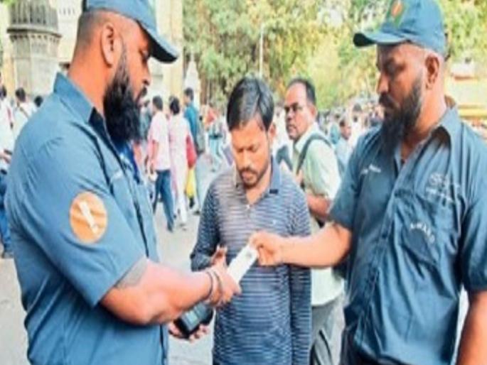 15 people fined by cleanup marshals on the first day 2800 recovered in mumbai | पहिल्याच दिवशी ‘क्लीनअप मार्शल्स’ने ठोठावला १५ जणांना दंड; २,८०० वसूल 15 people fined by cleanup marshals on the first day 2800 recovered in mumbai | पहिल्याच दिवशी ‘क्लीनअप मार्शल्स’ने ठोठावला १५ जणांना दंड; २,८०० वसूल