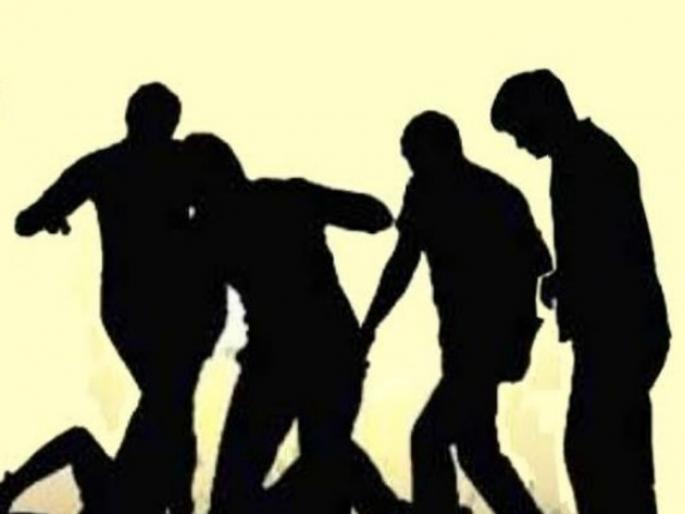 young man hands clasped for friendship Young man beaten to by girl brothers in pune | Pune: फ्रेंडशिपसाठी भररस्त्यात धरला हात; मुलीच्या भावांकडून तरुणाला बेदम मारहाण young man hands clasped for friendship Young man beaten to by girl brothers in pune | Pune: फ्रेंडशिपसाठी भररस्त्यात धरला हात; मुलीच्या भावांकडून तरुणाला बेदम मारहाण