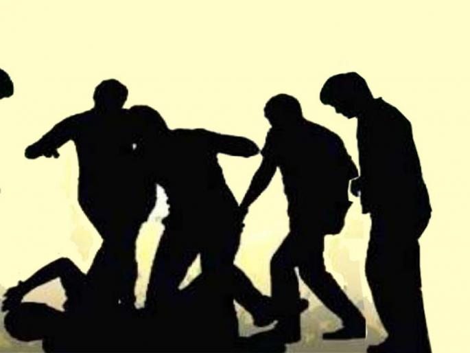 Hurricane fighting in two groups in Loni Kalabhor; Crimes registered against 28 persons | लोणी काळभोरमध्ये दोन गटात तुफान हाणामारी; २८ जणांवर गुन्हा दाखल