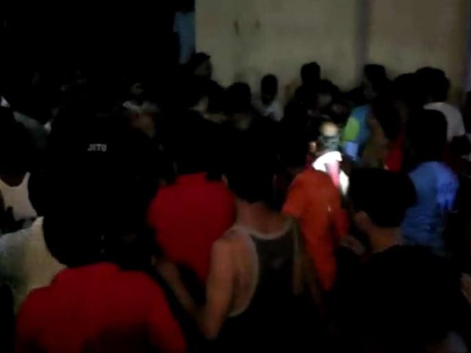 people angry lover to meet a there girlfriend | प्रेयसीला भेटण्यास गेलेल्या प्रियकराला चोर समजून संतप्त नागरिकांनी दिला चोप people angry lover to meet a there girlfriend | प्रेयसीला भेटण्यास गेलेल्या प्रियकराला चोर समजून संतप्त नागरिकांनी दिला चोप