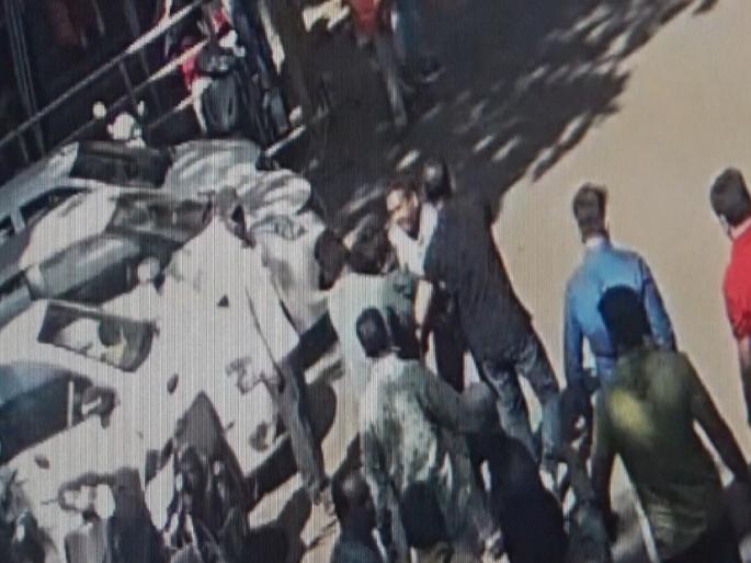 Kolhapur action committee office bearer beaten up in municipal corporation | कोल्हापूर कृती समितीच्या पदाधिकाऱ्यास महापालिकेत मारहाण, उडाली एकच खळबळ Kolhapur action committee office bearer beaten up in municipal corporation | कोल्हापूर कृती समितीच्या पदाधिकाऱ्यास महापालिकेत मारहाण, उडाली एकच खळबळ