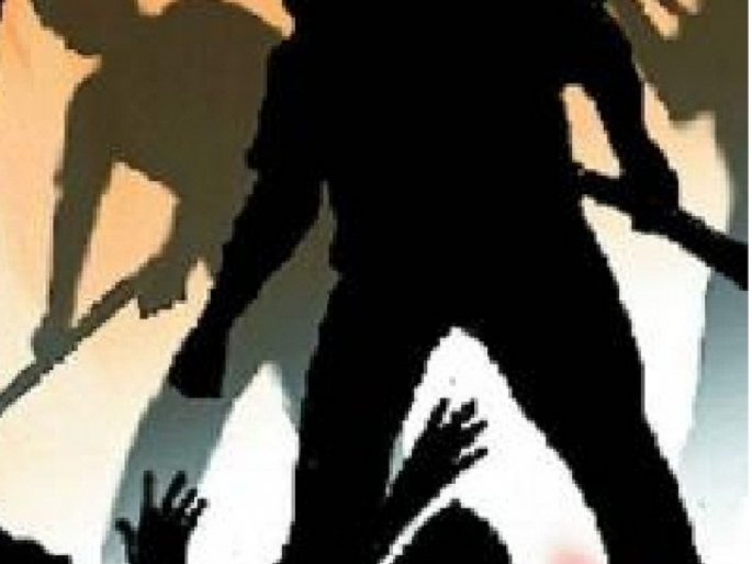 Three arrested for beating a youth for molesting girl in a bus, crime against 18 | बसमध्ये छेडछाडीच्या संशयातून युवकाला मारहाण करणाऱ्या तिघांना अटक, १८ जणांवर गुन्हे दाखल Three arrested for beating a youth for molesting girl in a bus, crime against 18 | बसमध्ये छेडछाडीच्या संशयातून युवकाला मारहाण करणाऱ्या तिघांना अटक, १८ जणांवर गुन्हे दाखल