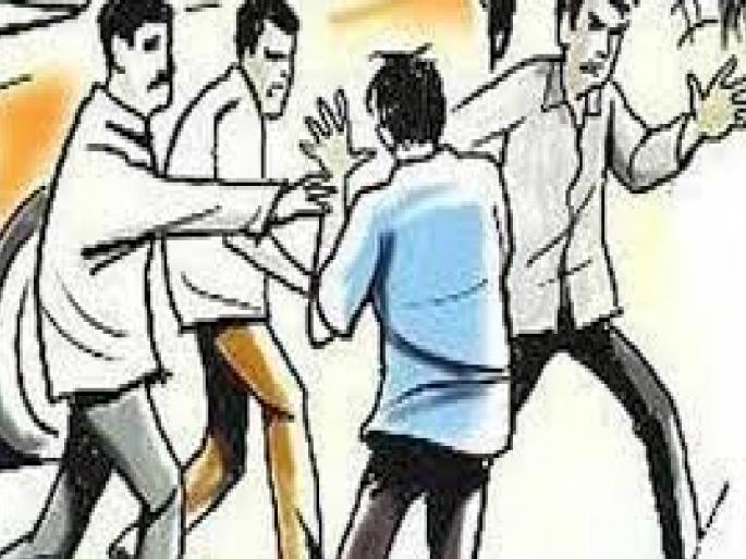 Citizens beat up vegetable vendor for carrying Pakistani flag lying on the road in Sawantwadi | Sindhudurg: रस्त्यावर पडलेला पाकिस्तानचा झेंडा दुकानात नेऊन ठेवला, नागरिकांनी बेदम चोप दिला