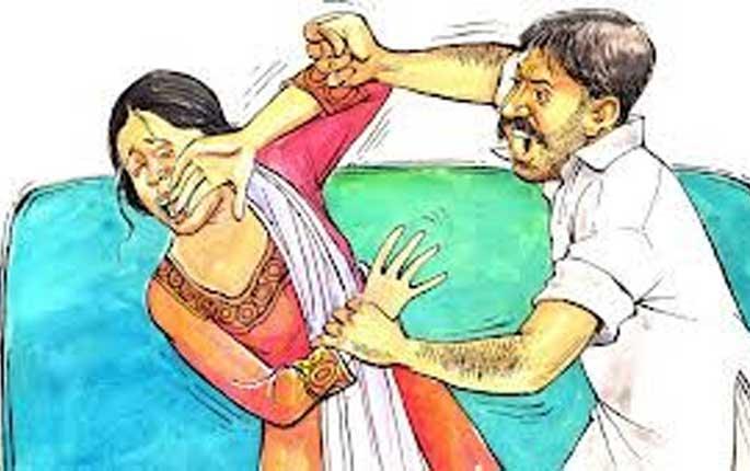 60-year-old woman forced out of house; Filed a case against 6 persons | घरात घुसून ६० वर्षीय वृद्ध महिलेला जबरदस्तीने काढले बाहेर; ६ जणांच्या विरोधात गुन्हा दाखल