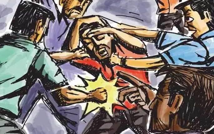 Why do you swear When asked, both of them beat up the husband and wife and also the child | शिवीगाळ का करता? असे विचारले असता दोघांकडून पती - पत्नीसह, मुलालाही मारहाण Why do you swear When asked, both of them beat up the husband and wife and also the child | शिवीगाळ का करता? असे विचारले असता दोघांकडून पती - पत्नीसह, मुलालाही मारहाण