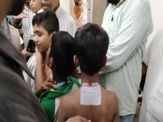 Ruthless teacher brutally beating students Angry parents stormed the school, suspended the teacher, filed a case in the police station | निर्दयी शिक्षिकेची विदयार्थ्यांना बेदम मारहाण; संतप्त पालकांची शाळेवर धडक, शिक्षिकेचे निलंबन Ruthless teacher brutally beating students Angry parents stormed the school, suspended the teacher, filed a case in the police station | निर्दयी शिक्षिकेची विदयार्थ्यांना बेदम मारहाण; संतप्त पालकांची शाळेवर धडक, शिक्षिकेचे निलंबन