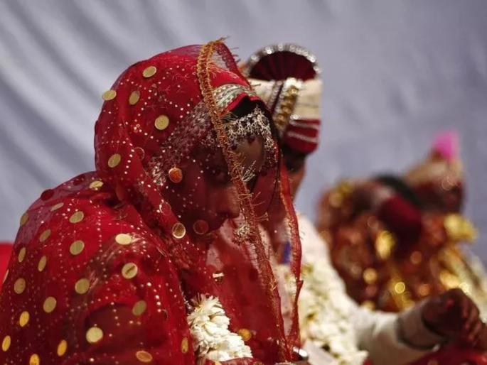 The bride whispers something in the ear of the recluse groom that... he broke the marriage | नवरीने होणाऱ्या नवऱ्याला एकांतात असे काही सांगितले की... त्याने लग्न मोडले; नवरीकडचे खवळले... The bride whispers something in the ear of the recluse groom that... he broke the marriage | नवरीने होणाऱ्या नवऱ्याला एकांतात असे काही सांगितले की... त्याने लग्न मोडले; नवरीकडचे खवळले...