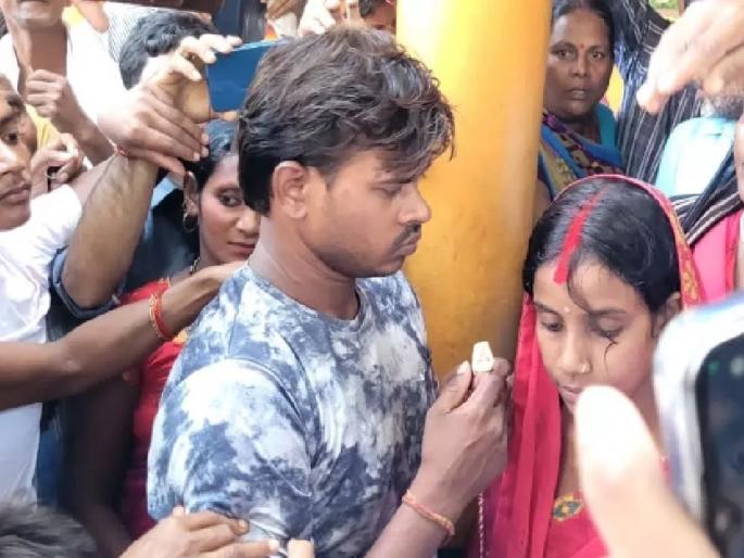 Video: What to see! clash between the two sisters-in-law to marry the younger devar; The whole village gathered bihar viral video | Video: काय बघावे लागतेय! धाकट्या दीरासोबत लग्नासाठी दोन वहिन्यांमध्ये राडा; अख्खा गाव जमा झाला Video: What to see! clash between the two sisters-in-law to marry the younger devar; The whole village gathered bihar viral video | Video: काय बघावे लागतेय! धाकट्या दीरासोबत लग्नासाठी दोन वहिन्यांमध्ये राडा; अख्खा गाव जमा झाला