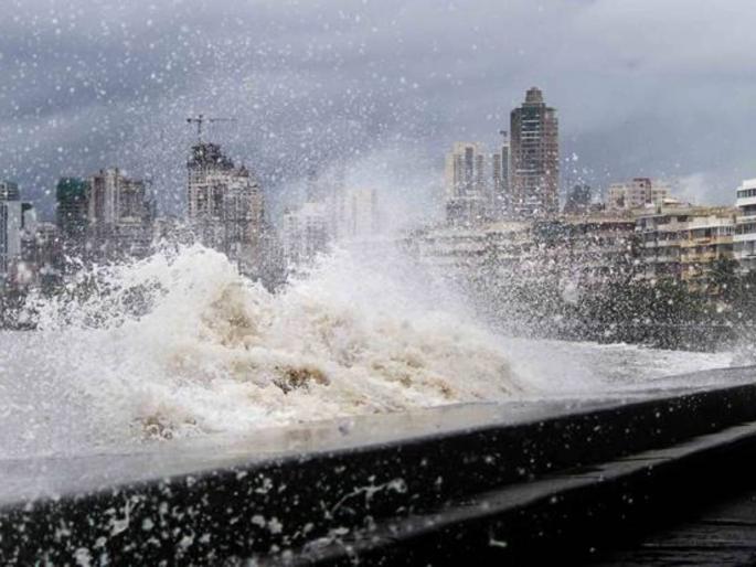 Pre-monsoon showers in Mumbai, waves hit the shore | मान्सूनपूर्व पावसाचा मुंबईत शिडकावा, किनाऱ्यावर लाटांच्या धडका Pre-monsoon showers in Mumbai, waves hit the shore | मान्सूनपूर्व पावसाचा मुंबईत शिडकावा, किनाऱ्यावर लाटांच्या धडका