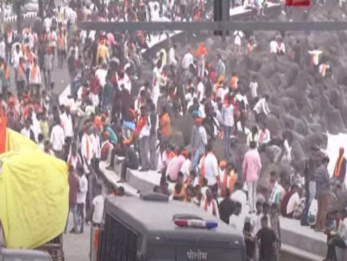 Manoj Jarange Patil Andolan Update: "Don't risk your life"! Hundreds of Maratha protesters descend on the rocks on the beach at Marine Drive | "जीव धोक्यात घालू नका"! मरीन ड्राईव्हवर शेकडो मराठा आंदोलक समुद्रकिनारी खडकांवर उतरले Manoj Jarange Patil Andolan Update: "Don't risk your life"! Hundreds of Maratha protesters descend on the rocks on the beach at Marine Drive | "जीव धोक्यात घालू नका"! मरीन ड्राईव्हवर शेकडो मराठा आंदोलक समुद्रकिनारी खडकांवर उतरले