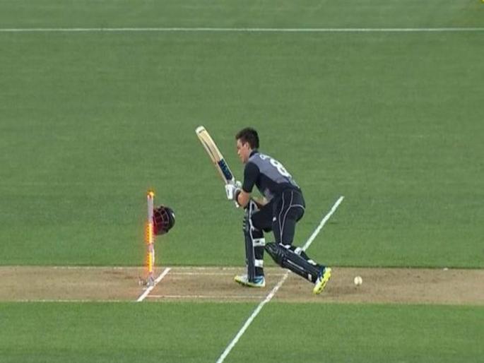 ball collide with helmet and batsman gets out | हेल्मेटवर बॉल आपटला आणि झाला आऊट, आपल्या नशिबावर फलंदाजही हैराण