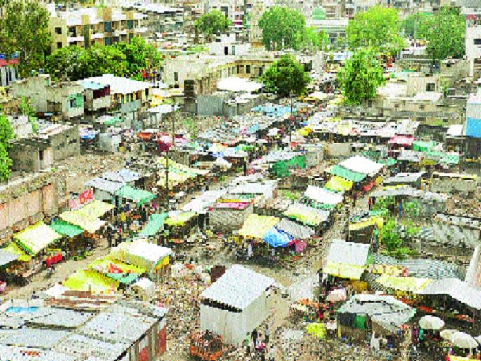 in Aurangabad the vegetable bazaar is located on the road and in the mud! | औरंगाबाद मध्ये भाजीमंडई कुठे रस्त्यावर, तर कुठे चिखलात!