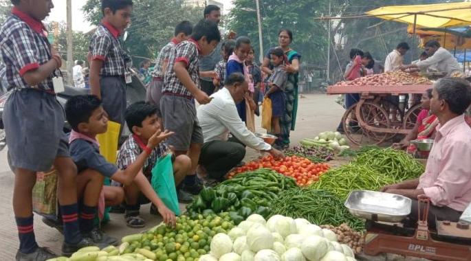 Student take Business Knowledge Lessons From Market Visit | बाजारपेठ भेटीतून विद्यार्थ्यांना व्यवहार ज्ञानाचे धडे