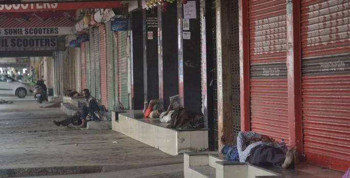 Lockdown: Markets closed in Nagpur, streets crowded | लॉकडाऊन : नागपुरात  बाजारपेठा बंद, रस्त्यांवर वर्दळ Lockdown: Markets closed in Nagpur, streets crowded | लॉकडाऊन : नागपुरात  बाजारपेठा बंद, रस्त्यांवर वर्दळ