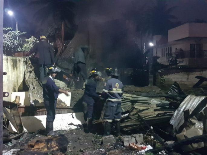 Fire in the market yard area; Two houses, including one shop, were burnt | मार्केट यार्ड परिसरात आग; एका दुकानासह दोन घरे जळून खाक, जीवितहानी नाही Fire in the market yard area; Two houses, including one shop, were burnt | मार्केट यार्ड परिसरात आग; एका दुकानासह दोन घरे जळून खाक, जीवितहानी नाही