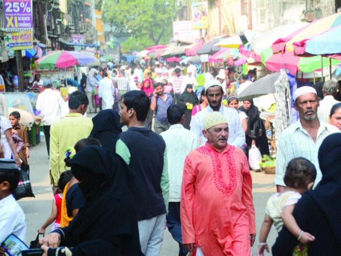 Since the market is long, illegal ferries are fired | मार्केट लांब असल्याने बेकायदा फेरीवाल्यांचे फावले Since the market is long, illegal ferries are fired | मार्केट लांब असल्याने बेकायदा फेरीवाल्यांचे फावले