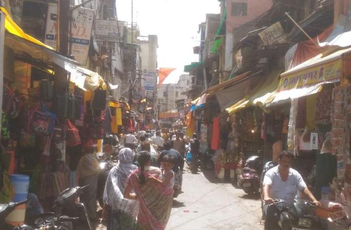 Neglected beggars for the king | ग्राहकराजा ठरतोय दुर्लक्षित भिकारी