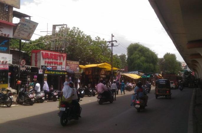 coronavirus: no traffic on the road in Panvel; But rush to buy essentials product | coronavirus : पनवेलमध्ये रस्त्यावर शुकशुकाट; जीवनावश्यक वस्तू खरेदीसाठी मात्र गर्दी  coronavirus: no traffic on the road in Panvel; But rush to buy essentials product | coronavirus : पनवेलमध्ये रस्त्यावर शुकशुकाट; जीवनावश्यक वस्तू खरेदीसाठी मात्र गर्दी