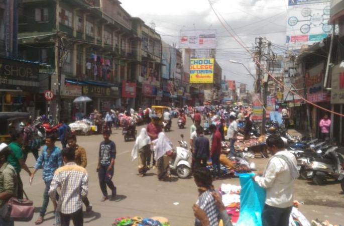 Charges for purchase in Nashik market | नाशिक बाजारपेठेत खरेदीसाठी शुल्क, कोरोनामुळे गर्दीवर नियंत्रणासाठी प्रयोग