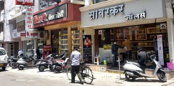 Vitality in the markets of Nagpur; Enthusiasm among traders | नागपुरातील बाजारपेठांमध्ये चैतन्य; व्यापाऱ्यांमध्ये उत्साह Vitality in the markets of Nagpur; Enthusiasm among traders | नागपुरातील बाजारपेठांमध्ये चैतन्य; व्यापाऱ्यांमध्ये उत्साह