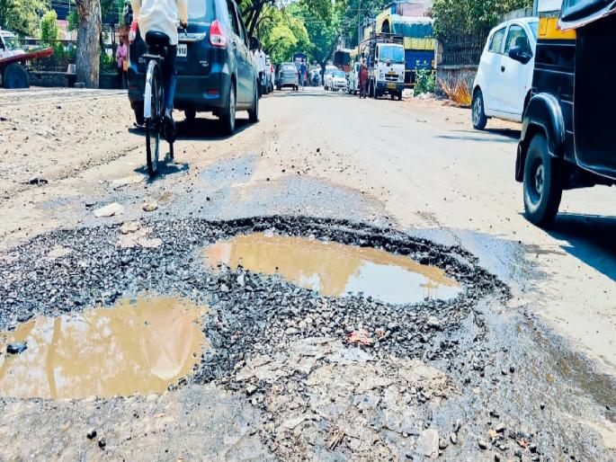 Bad condition of road in Sangli Market Yard, Plight of traders, farmers in dispute between Municipal Corporation and Market Committee | सांगली मार्केट यार्डात रस्त्यात खड्डे की खड्ड्यात रस्ता?, महापालिका-बाजार समितीच्या वादात व्यापारी, शेतकऱ्यांचे हाल Bad condition of road in Sangli Market Yard, Plight of traders, farmers in dispute between Municipal Corporation and Market Committee | सांगली मार्केट यार्डात रस्त्यात खड्डे की खड्ड्यात रस्ता?, महापालिका-बाजार समितीच्या वादात व्यापारी, शेतकऱ्यांचे हाल