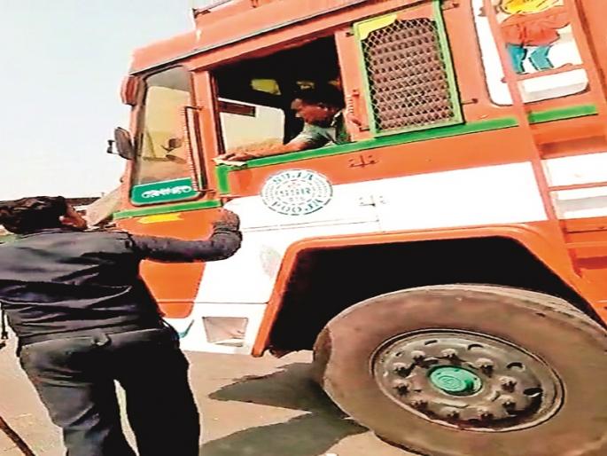 Demand for illegal recovery from security guard, action against contractor in the market | मार्केटमध्ये सुरक्षा रक्षकांकडून बेकायदेशीर वसूली, कंत्राटदारावर कारवाईची मागणी Demand for illegal recovery from security guard, action against contractor in the market | मार्केटमध्ये सुरक्षा रक्षकांकडून बेकायदेशीर वसूली, कंत्राटदारावर कारवाईची मागणी