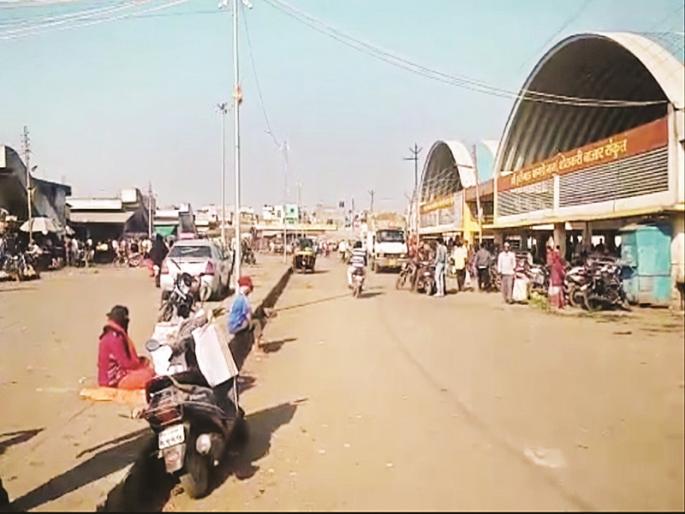 The crowd was settled; Vegetable vendors from the market committee were removed from the streets | गर्दीवर तोडगा निघाला; बाजार समितीतील भाजी विक्रेत्यांना रस्त्यावरून हटविले