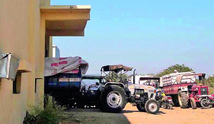 In the agrarian crisis of maize farmers in Buldana district | बुलडाणा जिल्ह्यातील मका उत्पादक शेतकरी संकटात In the agrarian crisis of maize farmers in Buldana district | बुलडाणा जिल्ह्यातील मका उत्पादक शेतकरी संकटात