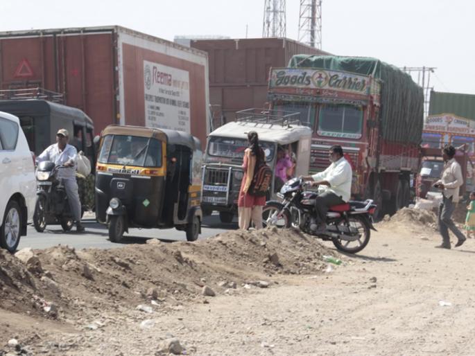 Highway playing alarm bell near Market Yard in Solapur | सोलापुरातील मार्केट यार्डजवळ हायवे वाजवतोय धोक्याची घंटा !