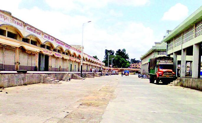 The agitation continues in the market committee | बाजार समितीत आंदोलन सुरूच The agitation continues in the market committee | बाजार समितीत आंदोलन सुरूच