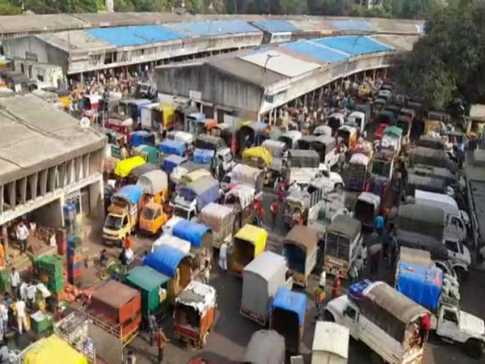 Gudipadva shopping in Pune market yard crowded! | गुढीपाडव्याच्या खरेदीला पुण्याच्या मार्केट यार्डमध्ये गर्दीच गर्दी ! Gudipadva shopping in Pune market yard crowded! | गुढीपाडव्याच्या खरेदीला पुण्याच्या मार्केट यार्डमध्ये गर्दीच गर्दी !
