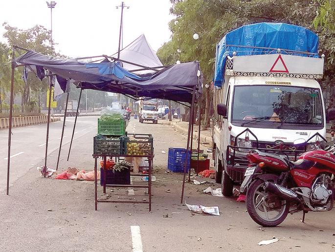 Weekend events due to outdoor events | मैदानातील कार्यक्रमांमुळे आठवडे बाजार रस्त्यावर Weekend events due to outdoor events | मैदानातील कार्यक्रमांमुळे आठवडे बाजार रस्त्यावर