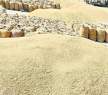 The farmer's goods did not get enough prices | शेतकऱ्याच्या मालाला पुरेसा भाव मिळेना The farmer's goods did not get enough prices | शेतकऱ्याच्या मालाला पुरेसा भाव मिळेना